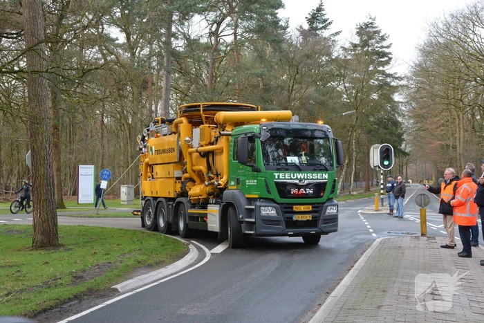 30ste Gooise Karavaan toeterend door de regio