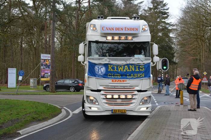 30ste Gooise Karavaan toeterend door de regio