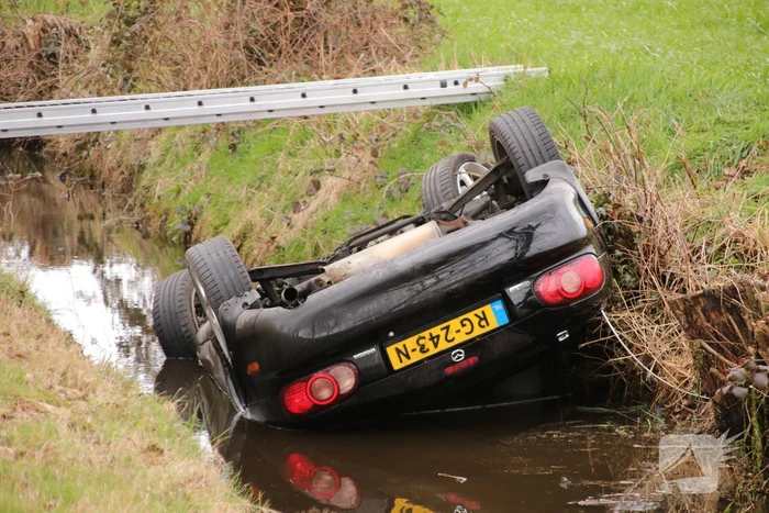 Bestuurder verliest macht over het stuur en rijdt water in