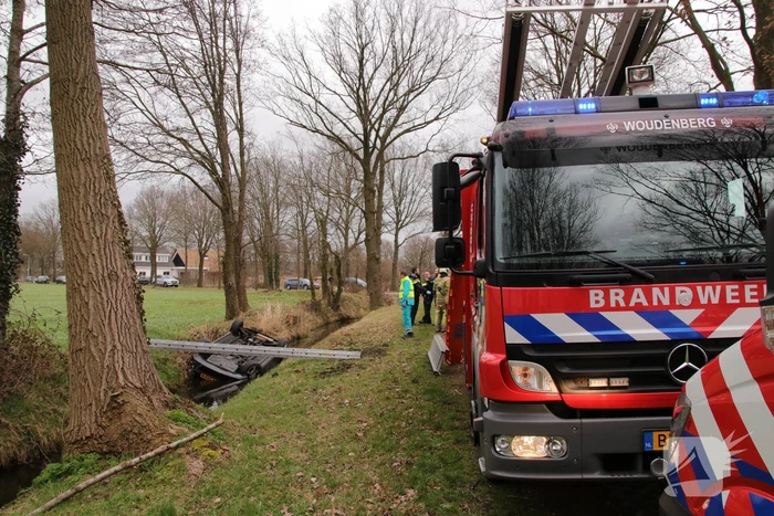 Bestuurder verliest macht over het stuur en rijdt water in