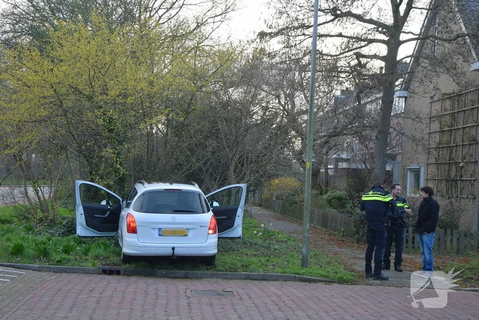 Automobilist schiet van de weg en belandtt in bosschage