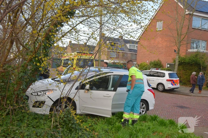 Automobilist schiet van de weg en belandtt in bosschage