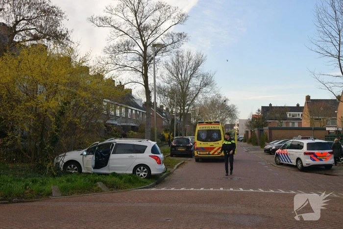 Automobilist schiet van de weg en belandtt in bosschage