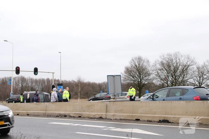 Auto vliegt over middengelijder en belandt op zijkant