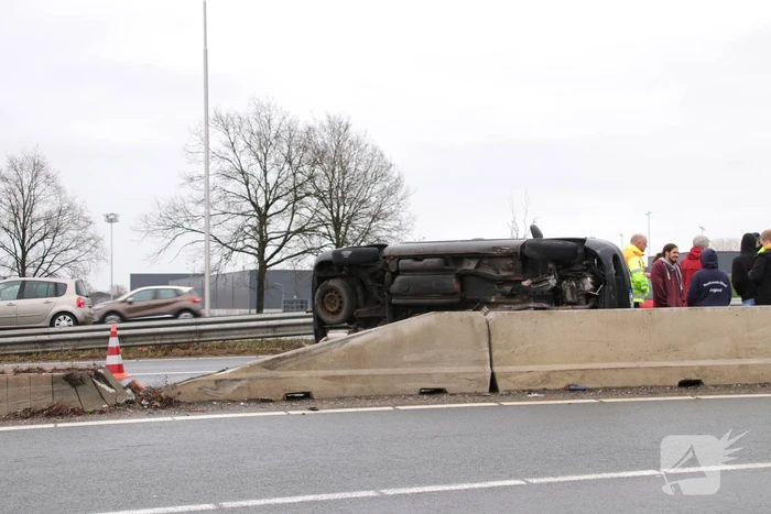 Auto vliegt over middengelijder en belandt op zijkant