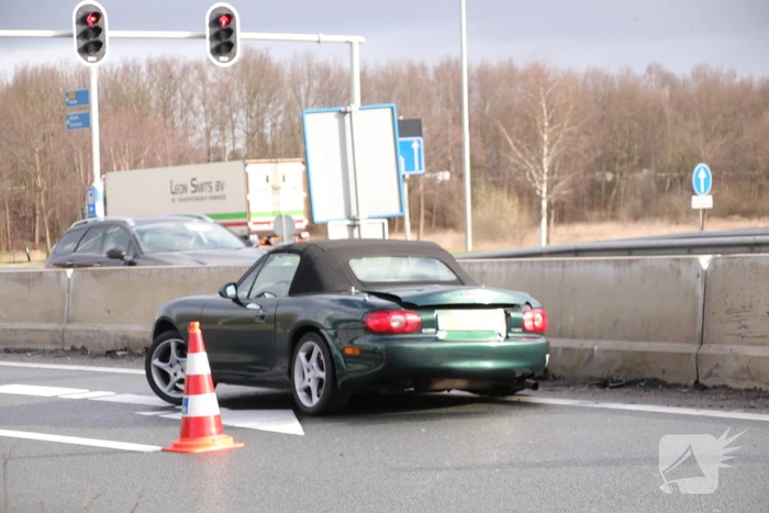 Opnieuw auto uit de bocht gevlogen op beruchte afrit