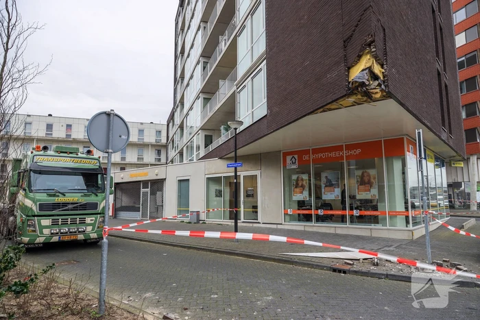 Vrachtwagen ramt gevel van appartementencomplex