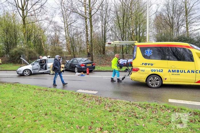 Twee auto's frontaal gebotst