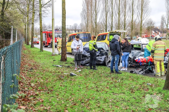 Twee auto's frontaal gebotst
