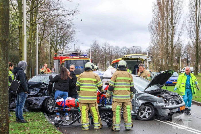 Twee auto's frontaal gebotst