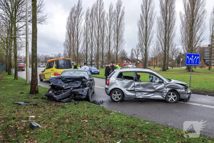 Twee auto's frontaal gebotst