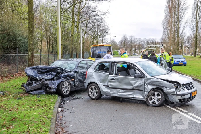 Twee auto's frontaal gebotst