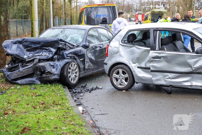 Twee auto's frontaal gebotst