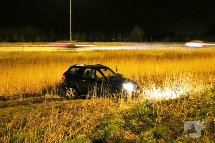 Auto raakt van de weg