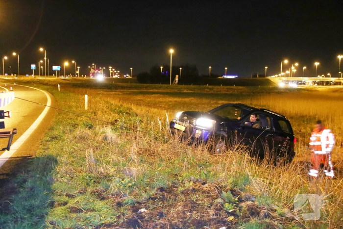 Auto raakt van de weg