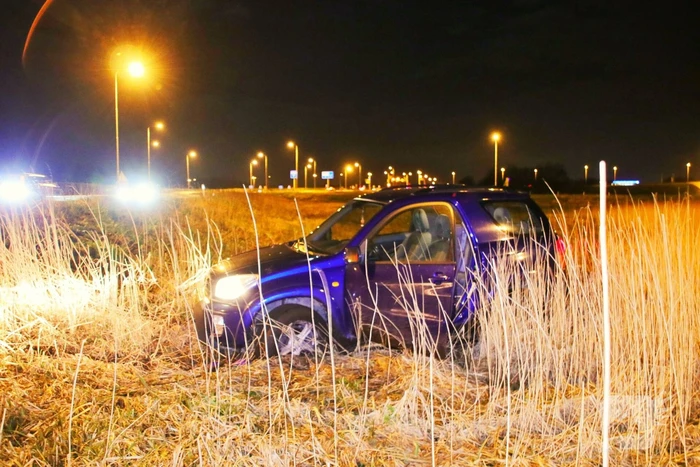 Auto raakt van de weg