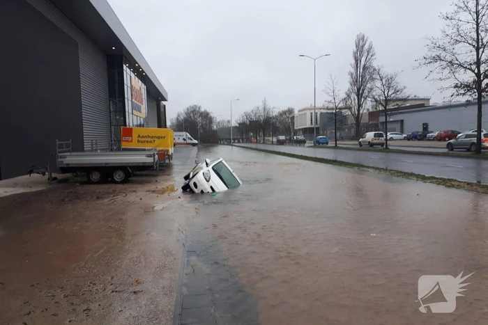 Auto verdwijnt in sinkhole