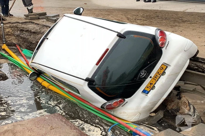 Auto verdwijnt in sinkhole