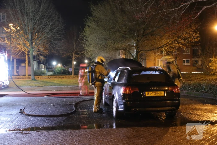 Auto brandt uit op parkeerplaats station