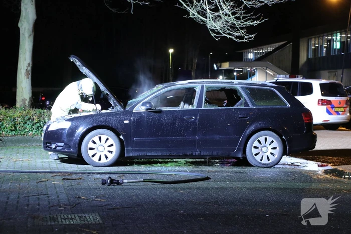 Auto brandt uit op parkeerplaats station