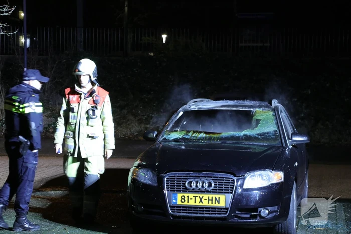 Auto brandt uit op parkeerplaats station