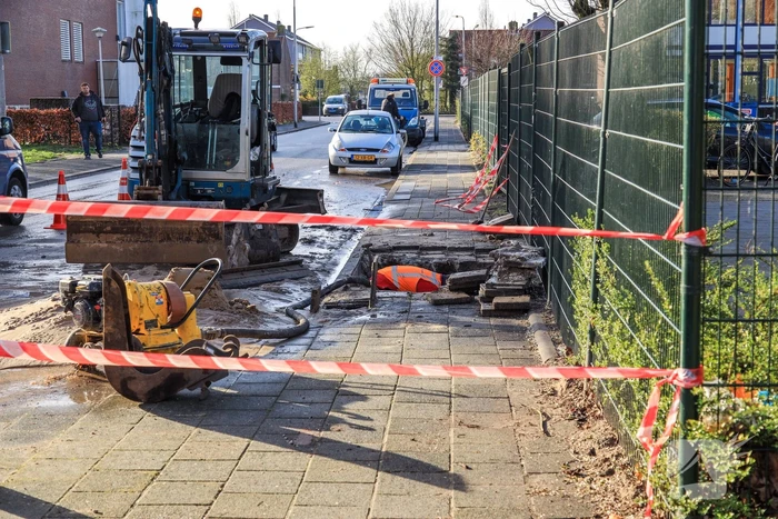 Straat blank na gesprongen waterleiding
