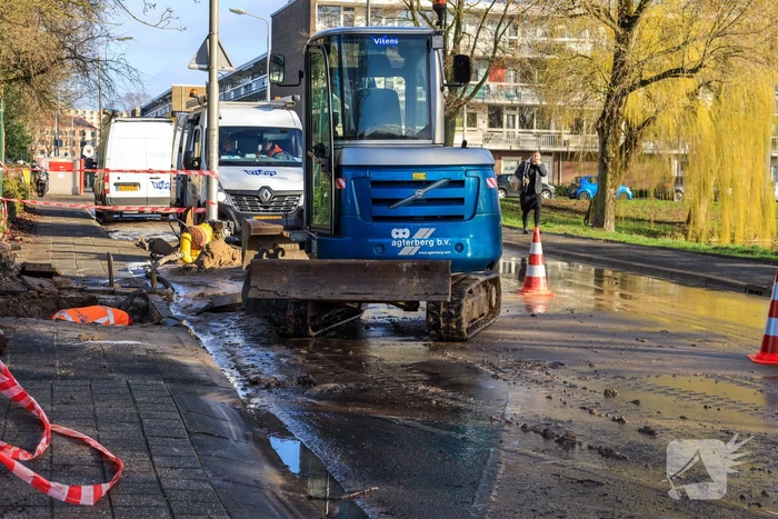 Straat blank na gesprongen waterleiding