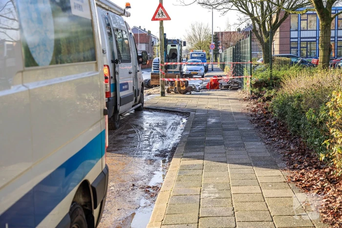 Straat blank na gesprongen waterleiding