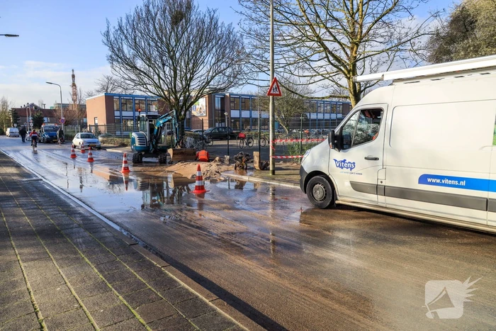 Straat blank na gesprongen waterleiding