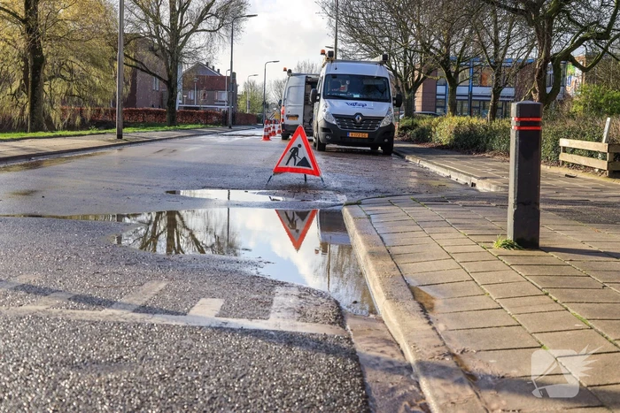 Straat blank na gesprongen waterleiding