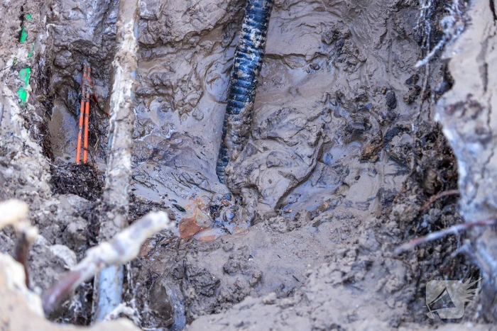 Straat blank na gesprongen waterleiding
