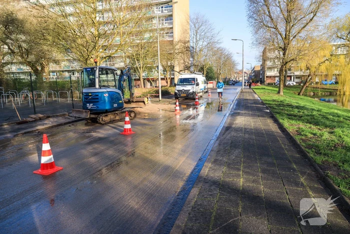 Straat blank na gesprongen waterleiding
