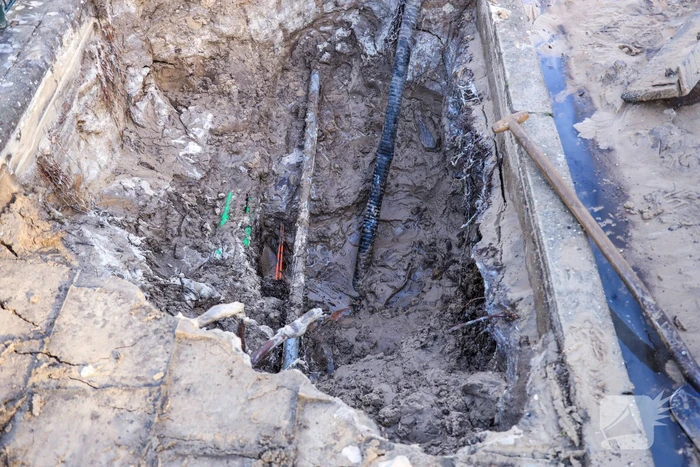 Straat blank na gesprongen waterleiding
