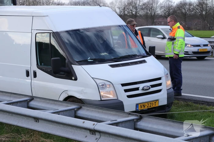 Twee bestelwagens botsen, file op A1