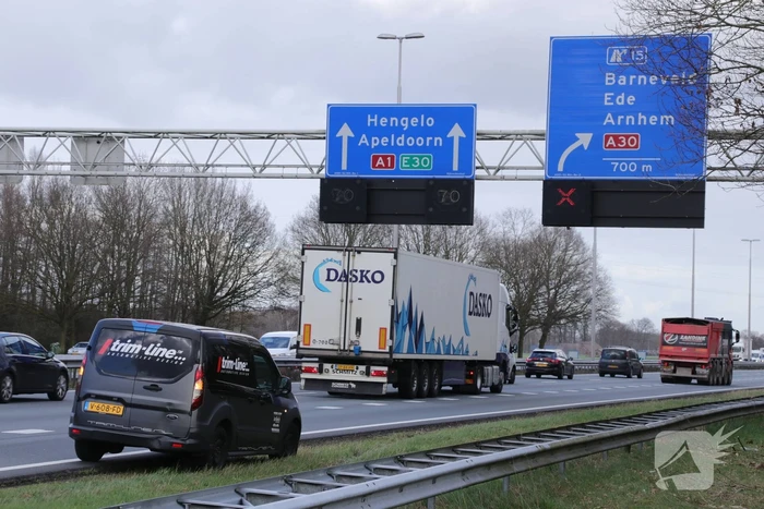 Twee bestelwagens botsen, file op A1
