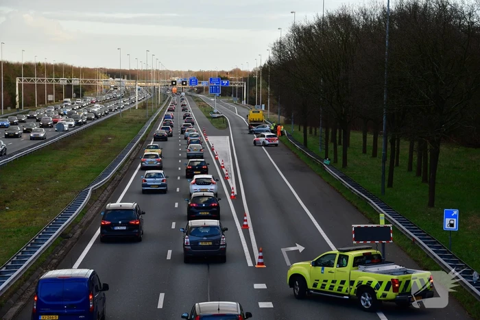 Auto klapt frotaal in vangrail, A1