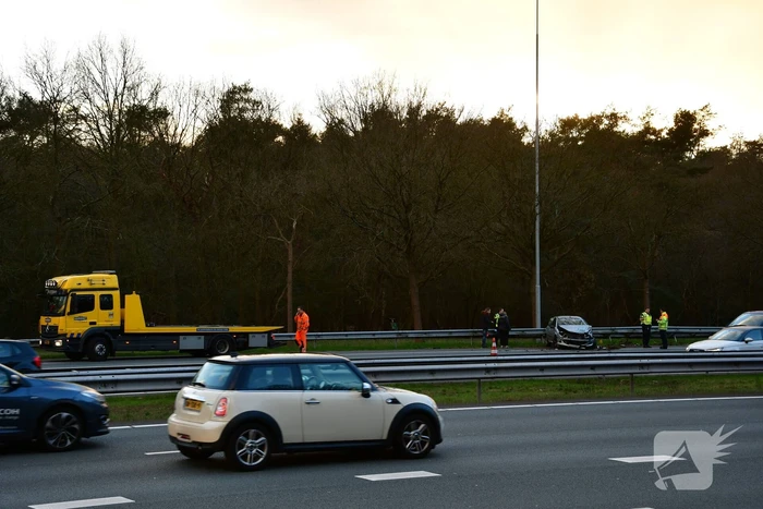 Auto klapt frotaal in vangrail, A1