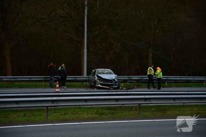 Auto klapt frotaal in vangrail, A1