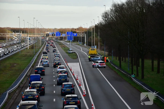 Auto klapt frotaal in vangrail, A1