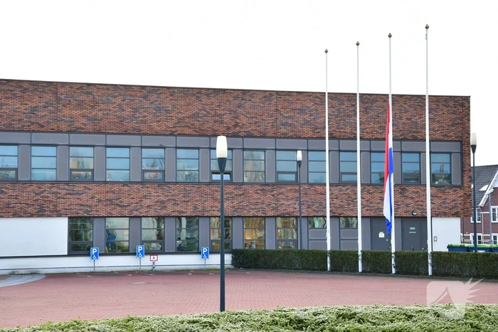 Vlaggen halfstok bij Gemeentehuis en Gemeentewerf