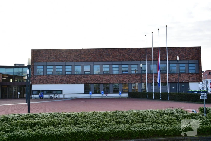 Vlaggen halfstok bij Gemeentehuis en Gemeentewerf