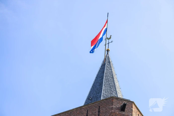 Gemeentehuis en kerk vlag halfstok