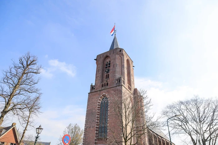 Gemeentehuis en kerk vlag halfstok