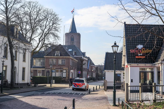 Gemeentehuis en kerk vlag halfstok