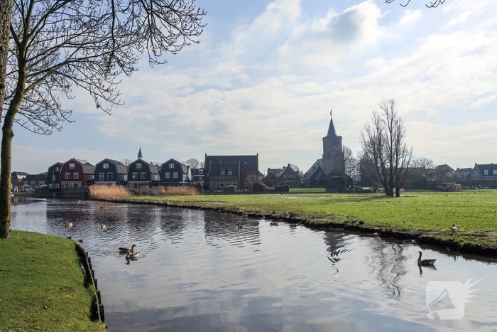 Gemeentehuis en kerk vlag halfstok