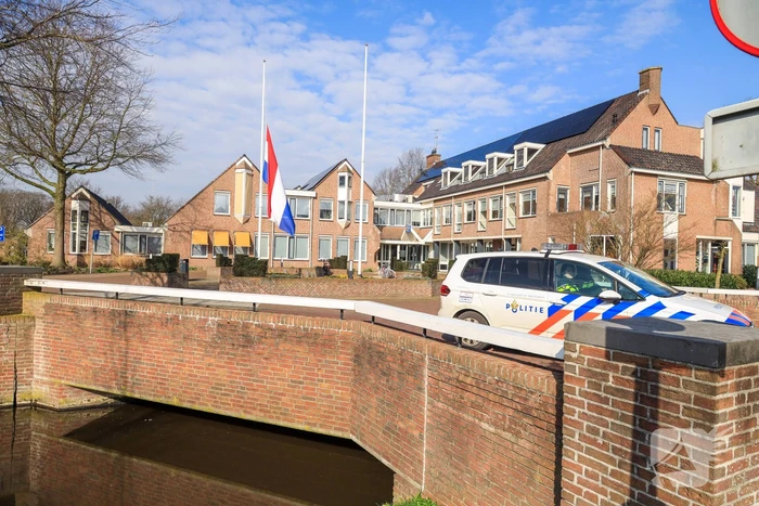 Gemeentehuis en kerk vlag halfstok
