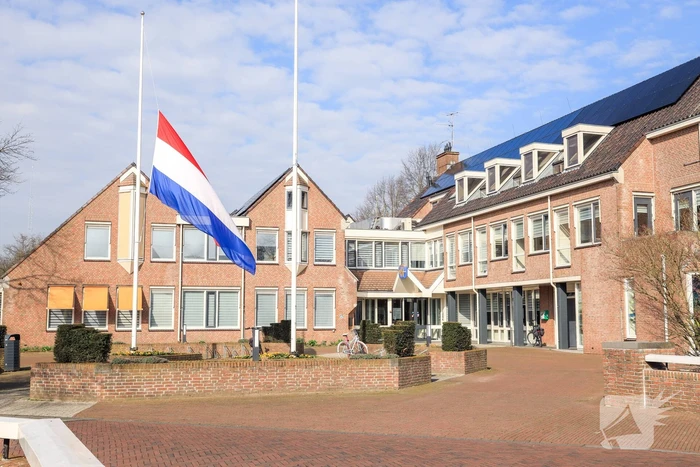 Gemeentehuis en kerk vlag halfstok