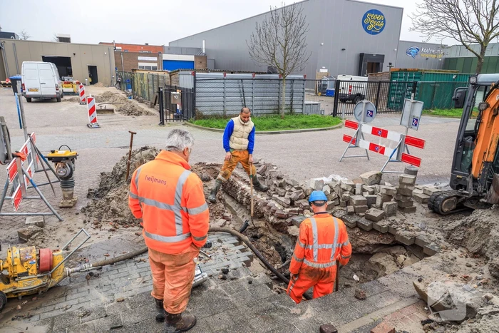 Straat open door waterleidingbreuk