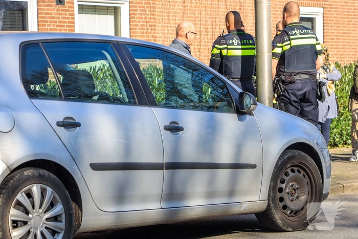 Auto met aanhangwagen botst met fietser