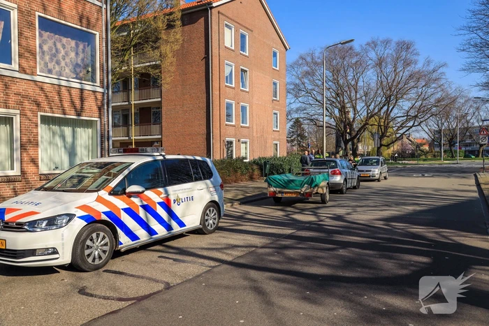 Auto met aanhangwagen botst met fietser